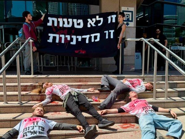 <p>Activistas do Partido Comunista de Israel e do Hadash (Frente Democrática pela Paz e a Igualdade) bloquearam o acesso ao complexo governamental israelita num protesto contra o genocídio na Palestina. O massacre de milhares de civis «não é um erro», é a «política oficial» do Estado de Israel. Telavive, 19 de Agosto de 2026</p>