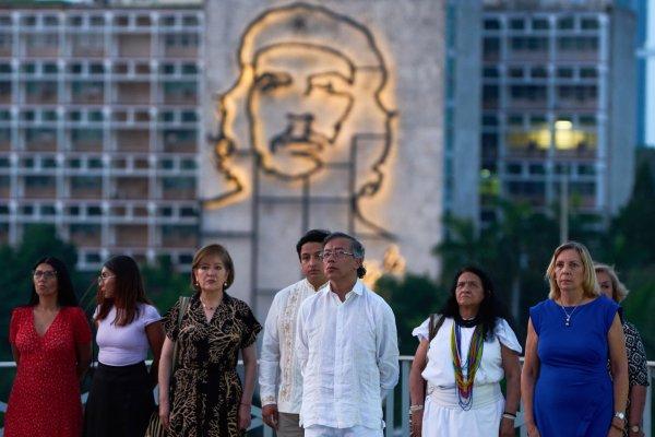<p>O presidente colombiano Gustavo Petro, ao lado da vice-ministra dos Negócios Estrangeiros de Cuba, Josefina Vidal, &nbsp;durante uma cerimónia oficial no monumento a José Martí em Havana. Cuba, 31 de Julho de 2026.&nbsp;</p>