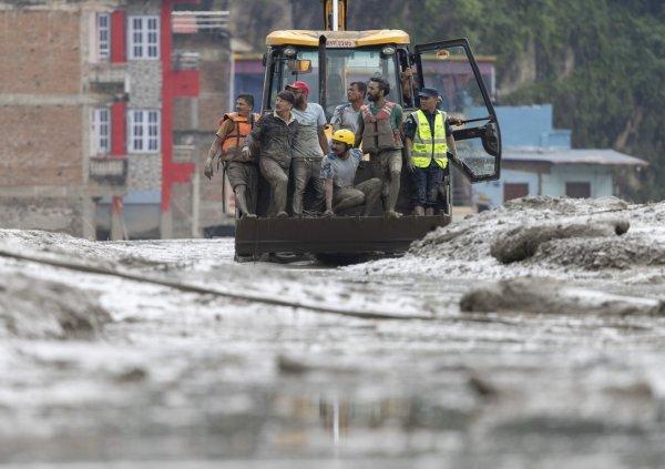 <p>Na sequência de um pequeno sismo, uma imensa enxurrada devastou a zona fronteiriça entre o Nepal e a China, arrasando Infraestrutura pública e habitações. Até ao final da tarde, estavam confirmadas 157 mortes, para além de várias centenas de desaparecidos. Trishuli Bazar, Nepal, 26 de Agosto de 2026&nbsp;</p>