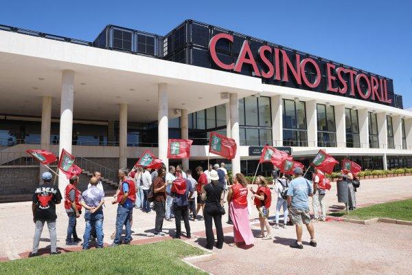 <p>Trabalhadores da Estoril Sol concentram-se em frente ao Casino do Estoril, coincidindo com a realização da assembleia-geral de accionistas da empresa, pela «situação que atualmente se vive na Estoril Sol e para as crescentes preocupações dos trabalhadores quanto ao seu futuro», em Cascais. 21 de Agosto de 2026</p>