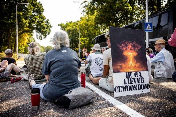<p>Dezenas de activistas pela paz bloquearam a entrada principal da Base Aérea de Volkel, na Holanda, para assinalar o 81.º aniversário dos bombardeamentos nucleares de Hiroshima e Nagasaki, em que perto de 300 mil pessoas, a larga maioria civis, foram assassinadas. Nesta unidade militar estão guardadas armas nucleares norte-americanas, ao abrigo de um acordo com a NATO. 3 de Agosto de 2026&nbsp;</p>