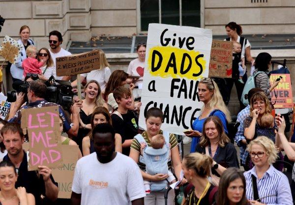 <p>«A pior piada de pai de sempre? Uma licença parental de duas semanas». No Reino Unido, as mães têm direito a um ano de licença enquanto os pais não têm mais de 2 semanas (ou mais, se ficarem com tempo da mãe). A Greve dos Pais atingiu 13 cidades do Reino Unido, exigindo maiores licenças e mais flexibilidade horária no trabalho. Londres, Inglaterra. 27 de Agosto de 2026&nbsp;</p>