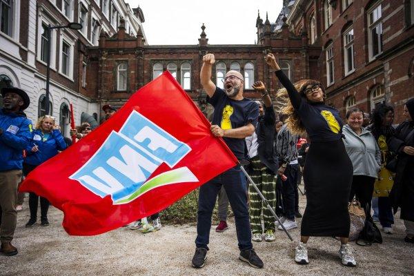 <p>Cerca de 450 trabalhadores das limpezas da Nederlandse Spoorwegen, a principal empresa ferroviária dos Países Baixos, concentraram-se em frente à sede da empresa em protesto, durante uma greve de 48 horas convocada pela central sindical FNV contra a redução do pagamento do subsídio por doença. Utrecht, 20 de Agosto de 2026&nbsp;</p>