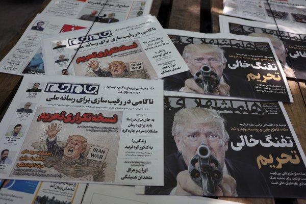 <p>Jornais iranianos «Hamshahri» e «Jame-Jam», com uma fotografia do presidente dos EUA, Donald Trump, e uma manchete em persa que diz «A arma vazia das sanções», que dá conta da nova e severa ameaça económica de Trump contra o Irão, à porta de um quiosque em Teerão, Irão. 22 de Agosto de 2026.</p>