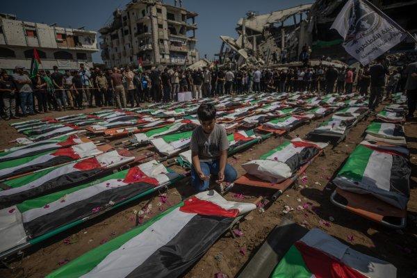 <p>Funeral de 112 palestinianos na zona leste da Cidade de Gaza. A Protecção Civil de Gaza recuperou os restos mortais ao longo de duas semanas de buscas entre os escombros de edifícios residenciais destruídos durante um ataque aéreo israelita em Novembro de 2023. As vítimas, entre as quais se contavam mulheres e crianças, permaneceram soterradas sob os escombros durante quase três anos antes de serem recuperadas e sepultadas. Gaza, Palestina, 4 de Agosto de 2026</p>