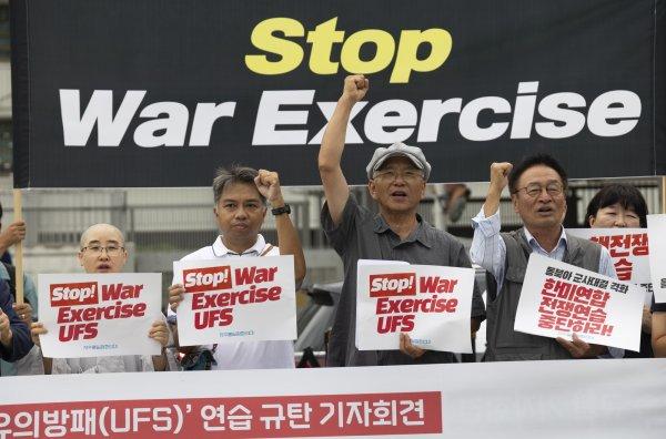 <p>Membros da Solidariedade Coreana pela Paz, Soberania e Reunificação entoam palavras de ordem em frente à Embaixada dos EUA em Seul, durante uma manifestação contra os exercícios militares conjuntos entre os EUA e a Coreia do Sul. 17 de Agosto de 2026</p>