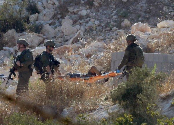 <p>Forças de ocupação israelitas transportam os corpos de três palestinianos assassinados em bombardeamentos perpetrados pelo Estado de Israel. Jenin, Cisjordânia, Palestina, 28 de Agosto de 2026&nbsp;</p>