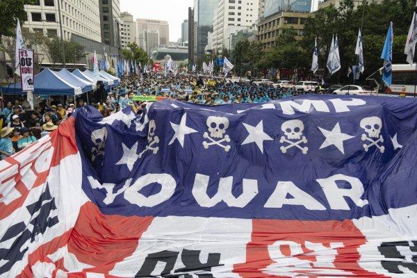<p>No dia em que se assinala a libertação da península da ocupação japonesa, milhares de pessoas exigiram em Seul, Coreia do Sul, o fim do controlo operacional (OPCOM) dos Estados Unidos da América sobre as suas forças armadas em período de guerra e a concretização da paz com a Coreia do Norte. Lee Jae Myung, presidente do país, propôs o início de negociações para terminar a guerra que se prolonga desde o armistício de 1953. 15 de Agosto de 2026&nbsp;</p>