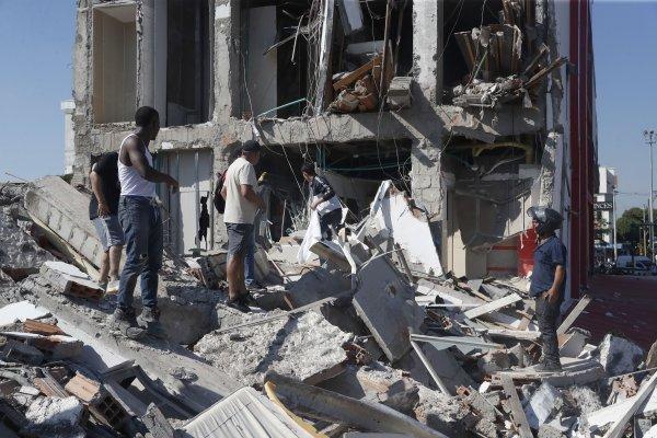 <p>População procura por feridos num edifício colapsado em Cali, na Colômbia, após um sismo de magnitude 7,4 ter atingido diversas localidades do país.<br>Cali, Colômbia, 10 de Agosto de 2026</p>