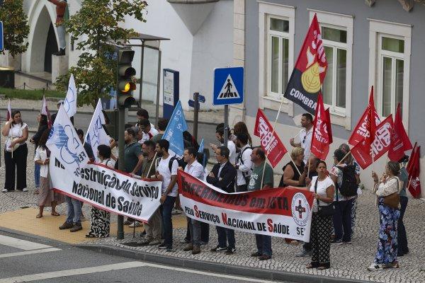 <p>Enquanto a ministra da Saúde, Ana Paula Martins, marcava presença numa sessão comemorativa dos 47 anos do SNS, do lado de fora sindicalistas manifestavam-se contra as políticas do Governo, que têm conduzido à degradação da saúde pública. Coimbra, 15 de Setembro de 2026</p>