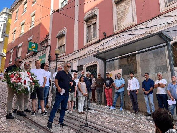 <p>Tiago Oliveira, secretário-geral da CGTP-IN, participou na homenagem ao trabalhador André Marques e a todas as vítimas do descarrilamento do elevador da Glória, um ano após o acidente. A acção, convocada pelo STRUP/CGTP-IN, contou ainda com a presença de outras organizações representativas dos trabalhadores. Lisboa, 3 de Setembro de 2026&nbsp;</p>