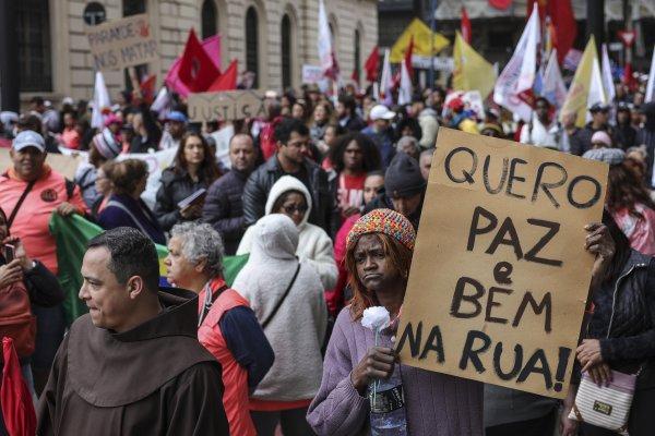 <p>Manifestantes participam no 32.º Grito dos Excluídos no dia em que se assinala a independência do Brasil. Estes protestos, que se realizam em dezenas de cidades do país, têm por objectivo «levar às ruas e praças os gritos ocultos e sufocados, silenciosos e silenciados, que emergem dos campos, porões e periferias da sociedade». São Paulo, 7 de Setembro de 2026&nbsp;</p><p>&nbsp;</p><p>&nbsp;</p>