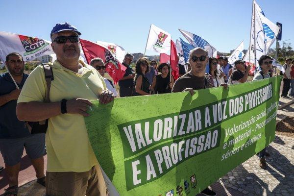 <p>Protesto à chegada da delegação do Governo, liderada pelo primeiro-ministro, Luís Montenegro, para participar na sessão solene do início do ano lectivo 2026/2027 no Ensino Básico, em Setúbal, 11 de Setembro de 2026. Professores exigem valorização profissional e o reforço do investimento na Escola Pública.&nbsp;</p>