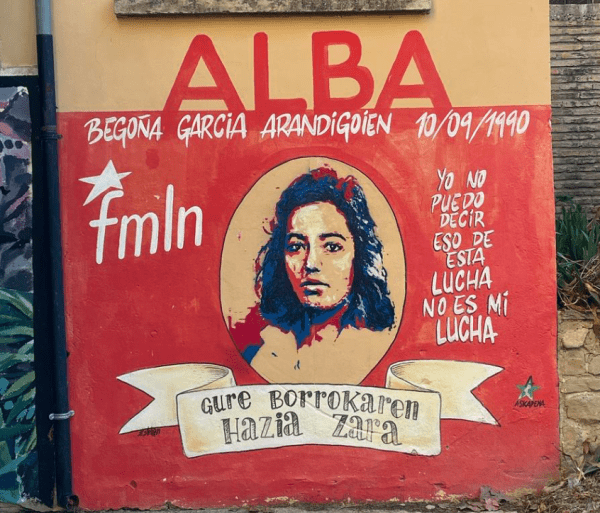 <p>A médica basca Begoña García Arandigoyen, de 24 anos (e grávida de 7 meses), foi torturada e assassinada pela ditadura salvadorenha há 26 anos, a 10 de Setembro de 1990, enquanto prestava apoio a guerrilheiros da FMLN. Os militares, com apoio dos EUA, partilharam-lhe os braços e as pernas e violaram-na antes de a fuzilarem. Puente la Reina, Navarra, País Basco.&nbsp;</p>