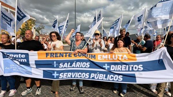 <p>A Frente Comum entregou ao Governo a sua proposta reivindicativa para 2027, com «as soluções para os problemas que os trabalhadores da Administração Pública e os serviços públicos enfrentam». Entre as prioridades, a estrutura sindical reclama um aumento salarial de 15% para todos os trabalhadores, nunca inferior a 150 euros. Lisboa, 30 de Setembro de 2026.&nbsp;</p>