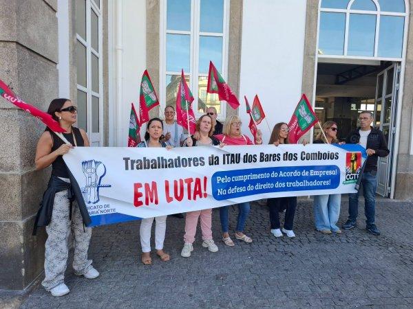 <p>Greve dos trabalhadores dos bares da CP continua com adesão quase total ao terceiro dia. De acordo com os trabalhadores, a Itau, concessionária do serviço dos bares, recusa-se a cumprir o Acordo de Empresa em vigor, que garante as 35 horas semanais, o acréscimo do pagamento do trabalho ao fim-de-semana, o aumento salarial, entre outros direitos. Porto, 2 de Setembro de 2026&nbsp;</p>