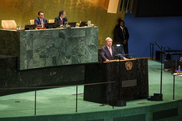 <p>António Guterres abriu o último debate anual da Assembleia-Geral da ONU enquanto líder das Nações Unidas, onde alertou para uma «convergência de ameaças sem precedentes» no mundo e condenou o genocídio do povo palestiniano. «A violência, as deslocações forçadas e a expansão dos colonatos por parte de Israel na Cisjordânia ocupada estão a destruir o caminho para a paz e a fazer surgir o fantasma da limpeza étnica», afirmou Guterres. Nova Iorque, 22 de Setembro de 2026&nbsp;</p>