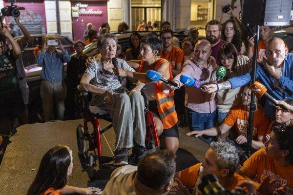 <p>Maricarmen, pensionista de 87 anos numa cadeira de rodas, foi despejada de onde vive há 71 anos. Maricarmen teve a renda do seu apartamento mais do que triplicada depois do edifício &nbsp;ter sido comprado por uma imobiliária. Uma enorme multidão, que contava com membros do Sindicato dos Inquilinos e diversos populares, mobilizou-se em apoio à idosa e, enquanto protestava na rua, acabou por ser brutalmente reprimida pela polícia. Madrid, 23 de Setembro de 2026</p>