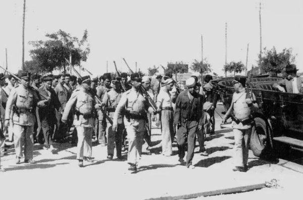 <p>Há 90 anos, um significativo número de marinheiros da Organização Revolucionária da Armada (ligada ao PCP) sublevou-se contra o fascismo, tomando o controlo dos navios de guerra Dão, Afonso de Albuquerque e Bartolomeu Dias. A reacção do regime provoca a morte de uma dúzia de marinheiros e a prisão de dezenas, enviados para o campo de concentração do Tarrafal ao lado dos revoltosos da Marinha Grande. Lisboa, 8 de Setembro de 1936&nbsp;</p>