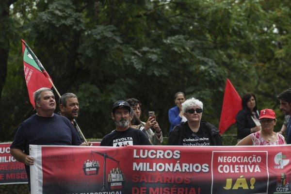 <p>Trabalhadores do sector da hotelaria e turismo participaram numa concentração promovida pela Fesaht, segundo a qual, «por detrás dos prémios, das medalhas e dos resultados do turismo português estão milhares de trabalhadores que continuam confrontados com baixos salários, precariedade, horários desregulados, discriminações e uma contratação colectiva bloqueada pela intransigência das associações patronais». Lisboa, 28 de Setembro de 2026</p>