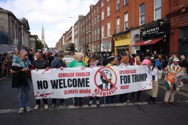 <p>Marcha de protesto contra o presidente dos EUA, Donald Trump, em Dublin, na Irlanda, a 12 de Setembro de 2026. O presidente dos EUA encontra-se numa visita de dois dias à Irlanda, que inclui uma ida ao seu campo de golfe em Doonbeg.</p>