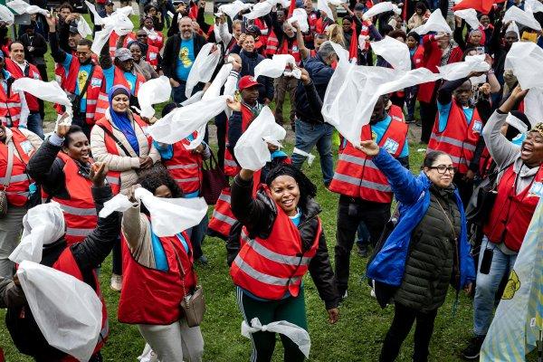 <p>Trabalhadores da limpeza neerlandeses estão em greve contra um novo, e insuficiente, contrato colectivo firmado entre a empresa Schoonmakend Nederland e o sindicato CNV. O FNV, maior sindicato do país, pede um aumento salarial mais significativo, que os trabalhadores não sejam financeiramente penalizados em caso de doença e que recebam os mesmos bónus de quem trabalha no sector hoteleiro.&nbsp;</p><p>Utrecht, Países Baixos, 17 de Setembro de 2026&nbsp;</p>