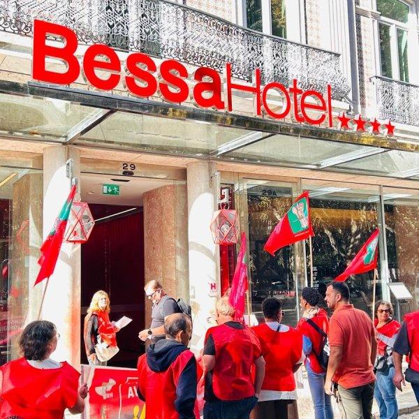<p>O Sindicato de Hotelaria do Sul realizou a Rota dos Hotéis, uma acção de protesto porta-a-porta junto das principais unidades hoteleiras da Avenida da Liberdade, em Lisboa, integrada na campanha nacional da Federação dos Sindicatos da Agricultura, Alimentação, Bebidas, Hotelaria e Turismo de Portugal, contra os salários de miséria e pela negociação de toda a contratação colectiva nos sectores da hotelaria, restauração e turismo. 1 de Outubro de 2026</p>