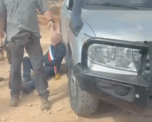 <p>Bernard Baudoux, mayor de Aulnoye-Aymeries e militante do Partido Comunista Francês, foi agredido por colonos israelitas este Sábado enquanto acompanhava a apanha da azeitona em Taybeh, uma vila cristã na Cisjordânia. Com o eleito seguiam diplomatas belgas, o padre da cidade do Norte de França e o arcebispo de Cambrai. Taybeh, Palestina, 17 de Outubro de 2026&nbsp;</p>