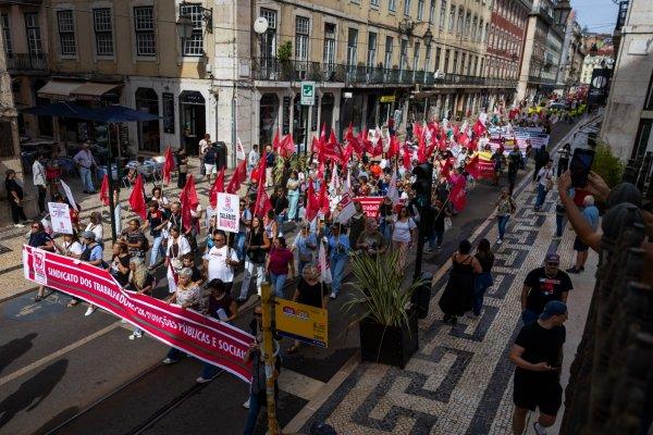 <p>Manifestação de trabalhadores das carreiras gerais da Administração Pública que decorreu entre a Praça da Figueira e o Ministério das Finanças, em Lisboa. 2 de Outubro de 2026</p>