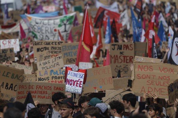 <p>Em reacção à violência social provocada pela política neoliberal, estudantes do ensino secundário e sindicatos franceses manifestam-se durante um dia nacional de protesto contra a degradação da Escola Pública e a elitização no acesso aos mais elevados graus de Ensino. Face às justas reivindicações, o Governo francês só respondeu com repressão policial. França, 6 de Outubro de 2026</p>
