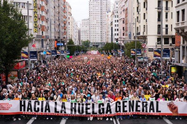 <p>Um dia depois de a direita e a extrema-direita espanholas terem assumido a defesa dos fundos imobiliários e terem chumbado medidas que atenuavam a crise habitacional sentida no país, o povo e os trabalhadores saíram à rua para reivindicar uma resposta a um grave problema que assola o país. Em Espanha, exige-se também uma greve geral pelo direito à habitação. Madrid, Espanha, 3 de outubro de 2026.</p><p>&nbsp;</p>