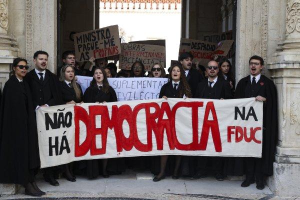 <p>Estudantes da Faculdade de Direito da Universidade de Coimbra durante a manifestação contra a redução do tempo complementar de exame para alunos com necessidades educativas especiais. A par desta reivindicação concreta, diversos estudantes fizeram questão de demonstrar a sua insatisfação com o aumento das propinas. 22 de Outubro de 2026&nbsp;</p>