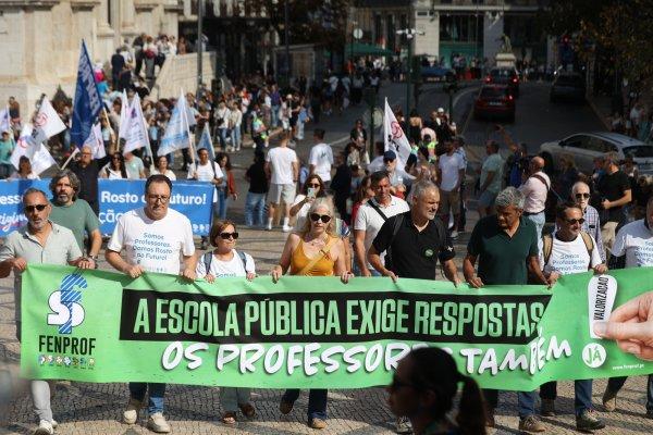 <p>Desfile promovido pela Fenprof no Dia Mundial do Professor para exigir a valorização da profissão docente, a dignificação da carreira e respostas concretas do Governo para a Escola Pública, em Lisboa, 5 de Outubro de 2026&nbsp;</p>