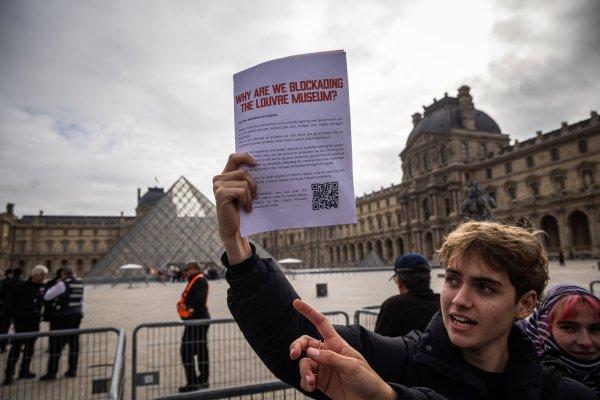<p>Enquanto Emmanuel Macron realiza uma visita de Estado aos Emirados Árabes Unidos, após anunciar mais medidas repressivas, a juventude, o povo e os trabalhadores franceses continuam a lutar. A imagem capta um dos momentos em que os estudantes e membros de sindicatos bloqueiam uma entrada do Museu do Louvre para expressar o seu apoio ao movimento contestatário do Ensino Secundário em Paris. França, a 19 de Outubro de 2026</p>
