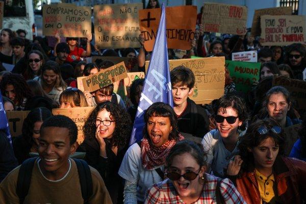 <p>Centenas de estudantes manifestaram-se hoje, em Braga e na capital, contra o descongelamento das propinas e o corte de 7,6% da verba para o Ensino Superior inscritos na proposta do Orçamento do Estado para 2027. Os estudantes exigem um Ensino Superior público, gratuito e de qualidade com o fim das propinas, o reforço do alojamento público, mais e melhores bolsas e também mais cantinas com prato a preço social. Lisboa, 21 de Outubro de 2026&nbsp;</p>