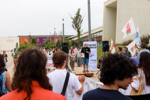 Dezenas de investigadores e trabalhadores científicos participaram hoje no&nbsp;Encontro Dec(i)ência 2025, convocado por mais de uma dezena de associações, núcleos e sindicatos do sector (incluindo a ABIC e a Fenprof/CGTP-IN), para denunciar&nbsp;«o subfinanciamento, falta de contratos e a precariedade no trabalho científico». A iniciativa decorreu à porta do&nbsp;Encontro Ciência 2025, onde estes temas foram&nbsp;largamente ignorados. Carcavelos, 9 de Julho de 2025&nbsp;