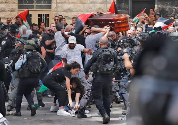 Uma violenta carga policial à saída do Hospital de São Luís dispersou a multidão que acompanhava o funeral da jornalista Shireen Abu Akleh, assassinada quando cobria uma acção repressiva das tropas israelitas em Jenin, na Cisjordânia, e não poupou os palestinianos que transportavam o féretro, cuja queda esteve iminente. Jerusalém, 13 de Maio de 2022  