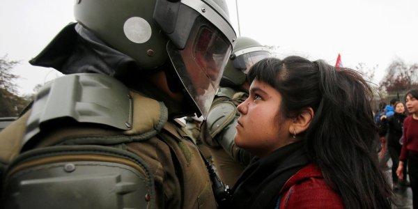 Rapariga chilena enfrenta um soldado chileno marcou as manifestações de domingo que recordaram os 43 anos do golpe que iniciou a ditadura de Pinochet. 11 de Setembro, Santiago, Chile.