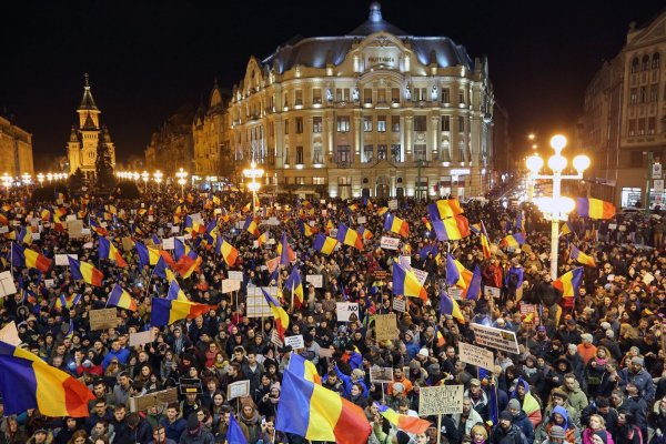 Manifestação anti-governamental em Timisoara, Roménia. Os protestos massivos forçaram o governo romeno a recuar na tentativa de impor legislação que desagravava a corrupção no país. 4 de Fevereiro de 2017.