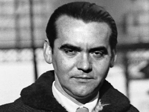 Há 85 anos, na madrugada de 18 de Agosto, fascistas espanhóis raptaram e assassinaram, numa estrada perto de Granada, Federico García Lorca, poeta e dramaturgo maior do século XX. O seu corpo foi lançado numa fossa comum e jamais encontrado. Os seus assassinos ninguém recorda, mas a memória do poeta e as suas palavras permanecem, límpidas, até hoje. 18 de Agosto de 2021