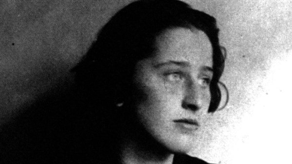 Olga Benário Prestes nasceu há 115 anos, a 12 de Fevereiro de 1908. A alemã, depois de coordenar uma fuga da cadeia, participou activamente no movimento comunista internacional, tendo-lhe sido atribuída (1934) a tarefa de acompanhar o regresso ao Brasil de Luís Carlos Prestes, com quem casou. Grávida de 7 meses, Olga Benário foi extraditada em 1936 pela ditadura Brasileira, sendo posteriormente assassinada pelo regime Nazi, pouco tempo depois do nascimento da filha.
