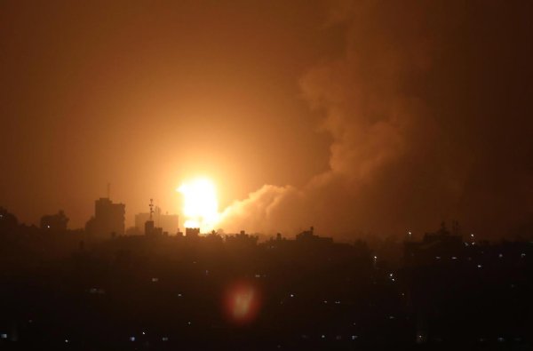 Aviões de guerra israelitas bombardearam, durante a madrugada, a cidade de Khan Younis, no Sul da Faixa de Gaza cercada. Poucas horas depois era anunciada, pelas autoridades palestinianas, a morte de uma jovem de 18 anos, Hanan Mahmoud Khadour, baleada por soldados israelitas no início do mês enquanto ia para a escola, na cidade de Jenin (Cisjordânia). 19 de Abril de 2022.&nbsp;