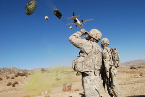 Soldados norte-americanos observam avião C-212, operado pela empresa de mercenários Blackwater, na província de Paktika (Afeganistão). 9 de Novembro de 2007