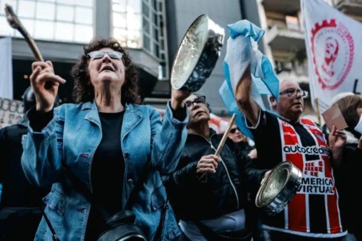 reformados pensionistas cortes pobreza manifestação Buenos Aires Argentina