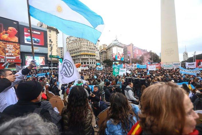 Ciência investigação financiamento bolseiros precariedade despedimentos Milei Argentina Buenos Aires manifestação