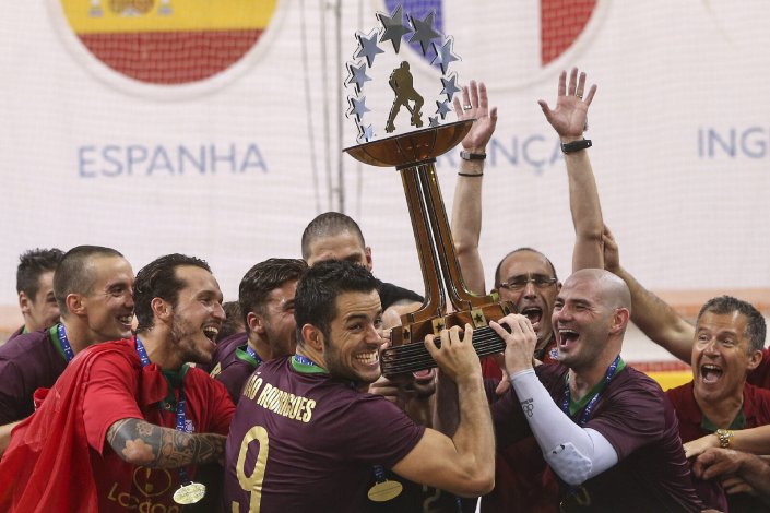 Jogadores portugueses levantam a taça no final do Campeonato da Europa de Hóquei em Patins, em Oliveira de Azeméis