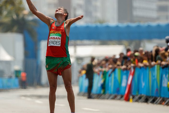 Manuel Mendes depois de cruzar a meta e garantir a medalha de bronze no Forte de Copacabana, Rio de Janeiro