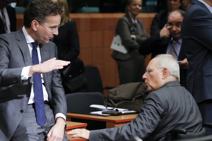 O Eurogrupo junta os ministros das Finanças da zona euro e é presidido pelo holandês Jeroen Dijsselbloem (à esquerda, com o ministro alemão)