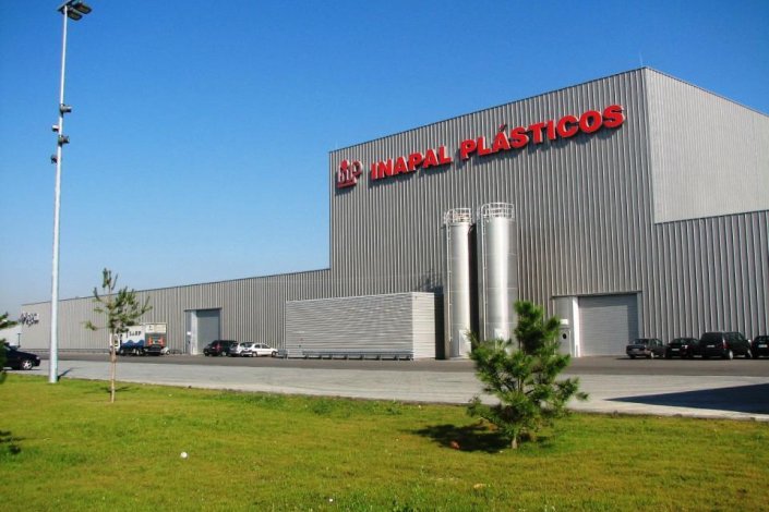 Empresa dedica-se à produção de componentes de automóveis, neste caso de peças em plástico