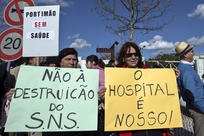 Em Fevereiro de 2015, a Comissão de Utentes do SNS de Portimão convocou uma manifestação para exigir a reposição de todos os serviços que foram encerrados, nomeadamente a manutenção da maternidade